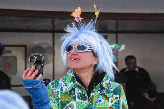 Val, nossa guia dos caiaques, no almoço festivo de chapéus criativos no deck do Sea Spirit, na baía de Deception Island, na Antártida (foto de Senteney)